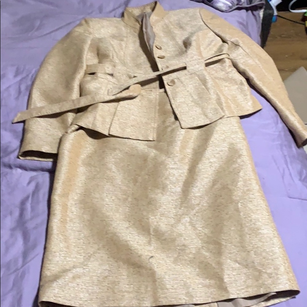 Suit / tan tweed